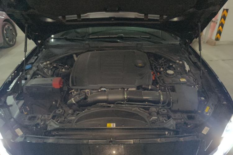 Used Jaguar XFL 2025 Model—2.0T P250, Two-Wheel Drive, Premium Luxury Edition Engine Bay