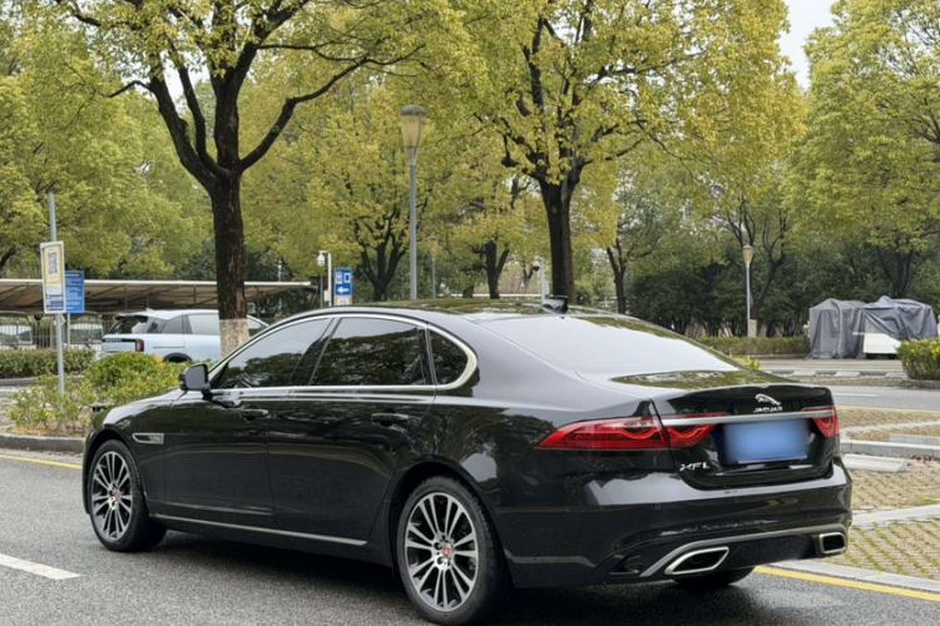 Used Jaguar XFL 2025 Model—2.0T P250, Two-Wheel Drive, Premium Luxury Edition Exterior 3