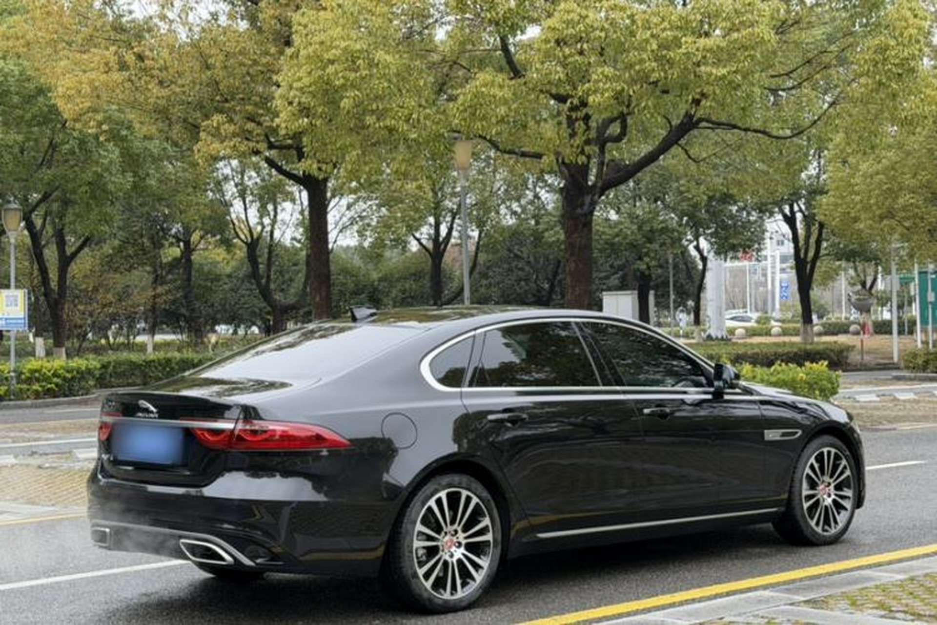 Used Jaguar XFL 2025 Model—2.0T P250, Two-Wheel Drive, Premium Luxury Edition Exterior 5