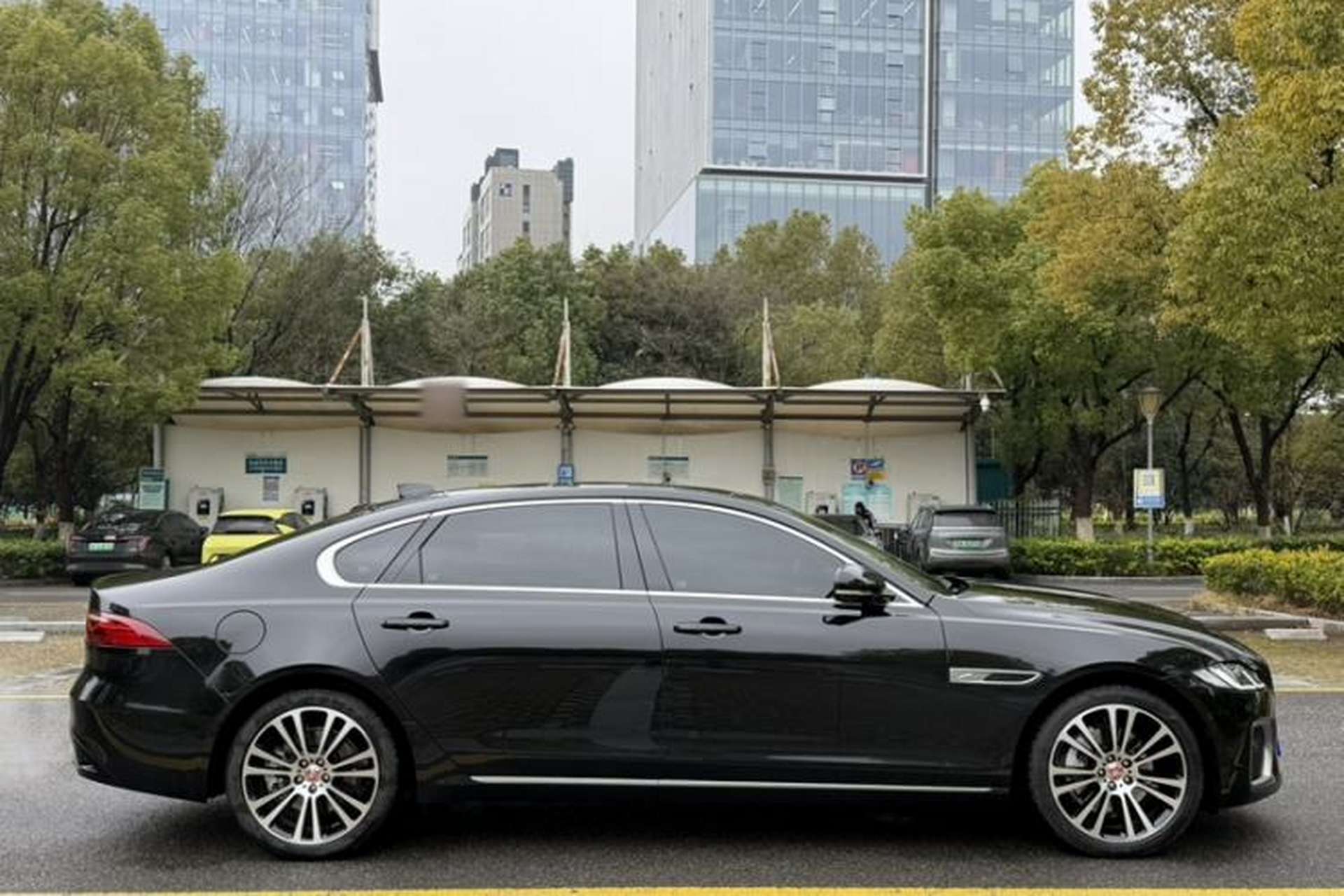 Used Jaguar XFL 2025 Model—2.0T P250, Two-Wheel Drive, Premium Luxury Edition Exterior 7