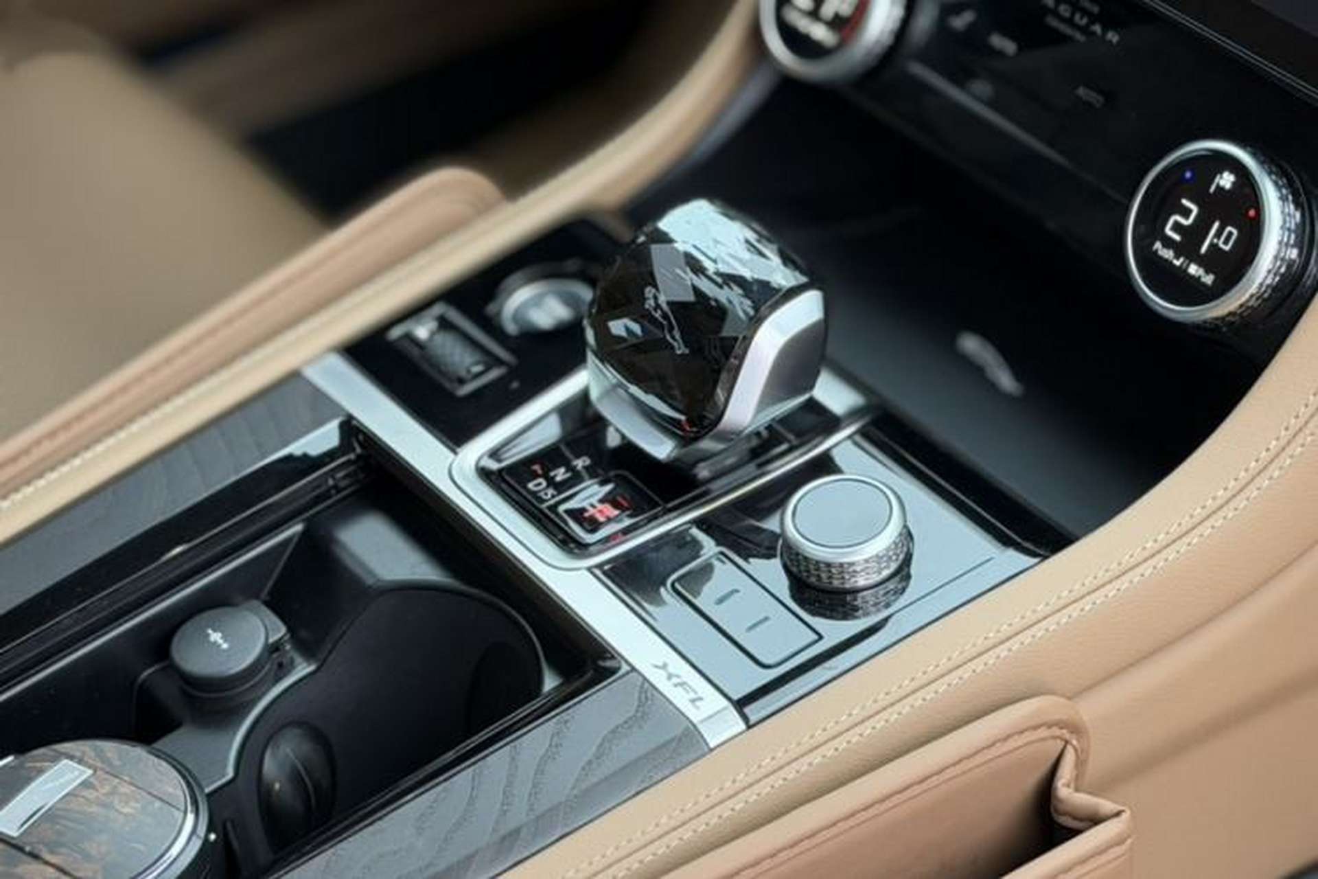 Used Jaguar XFL 2025 Model—2.0T P250, Two-Wheel Drive, Premium Luxury Edition Gear Lever
