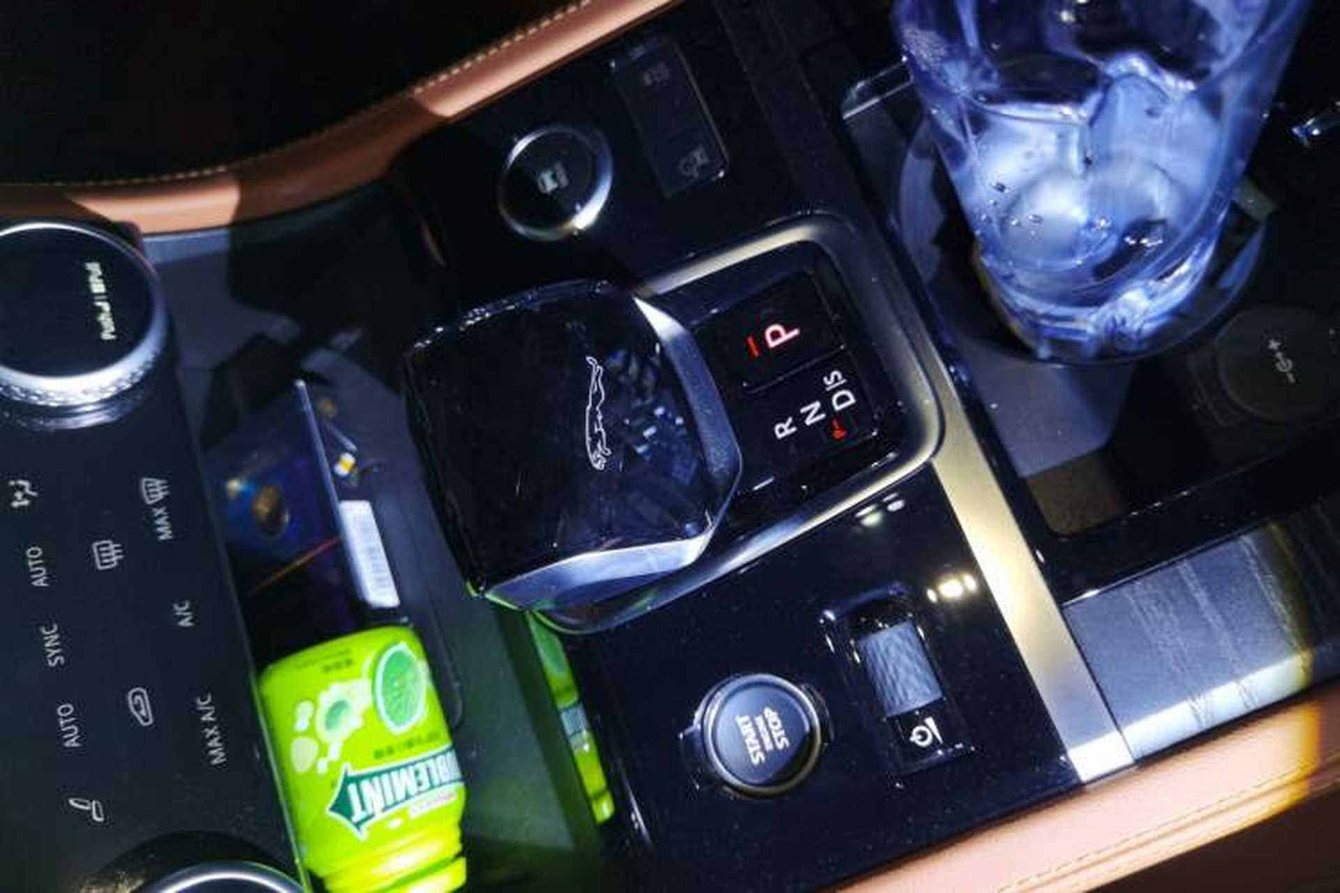 Used Jaguar XFL 2025 Model—2.0T P300, Four-Wheel Drive, 90th Anniversary Collector’s Edition Gear Lever