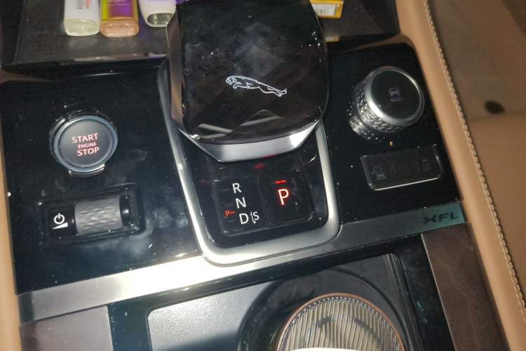 Used Jaguar XFL 2025 Model—2.0T P250, Two-Wheel Drive, Premium Luxury Edition Gear Lever