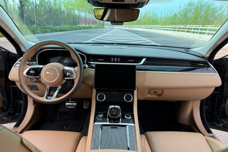 Used Jaguar XFL 2025 Model—2.0T P250, Two-Wheel Drive, Premium Luxury Edition Interior 1
