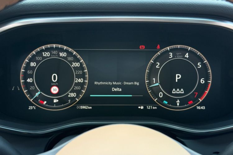 Used Jaguar XFL 2025 Model—2.0T P250, Two-Wheel Drive, Premium Luxury Edition Odometer Close Up