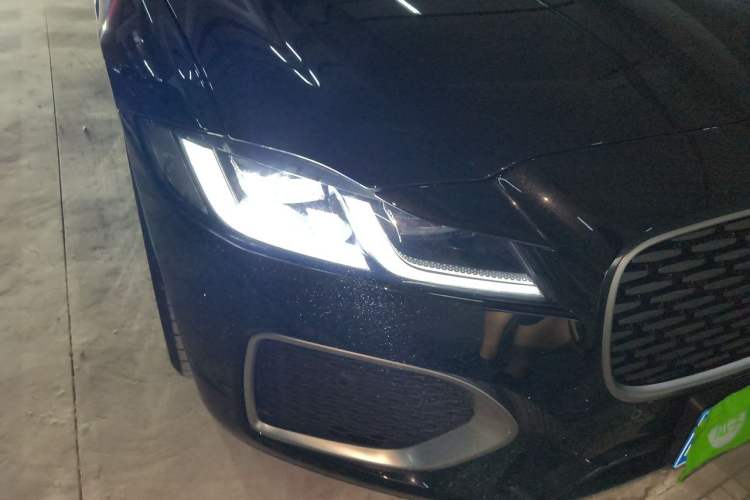 Used Jaguar XFL 2025 Model—2.0T P250, Two-Wheel Drive, Premium Luxury Edition Right Front Headlight