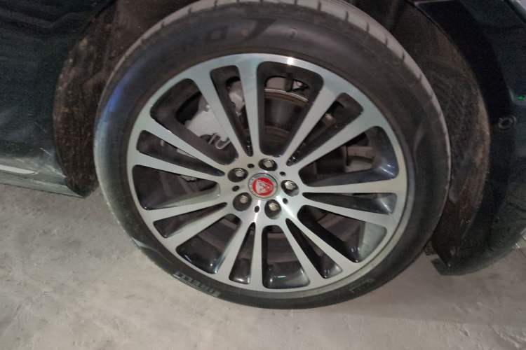 Used Jaguar XFL 2025 Model—2.0T P250, Two-Wheel Drive, Premium Luxury Edition Right Front Wheel Hub