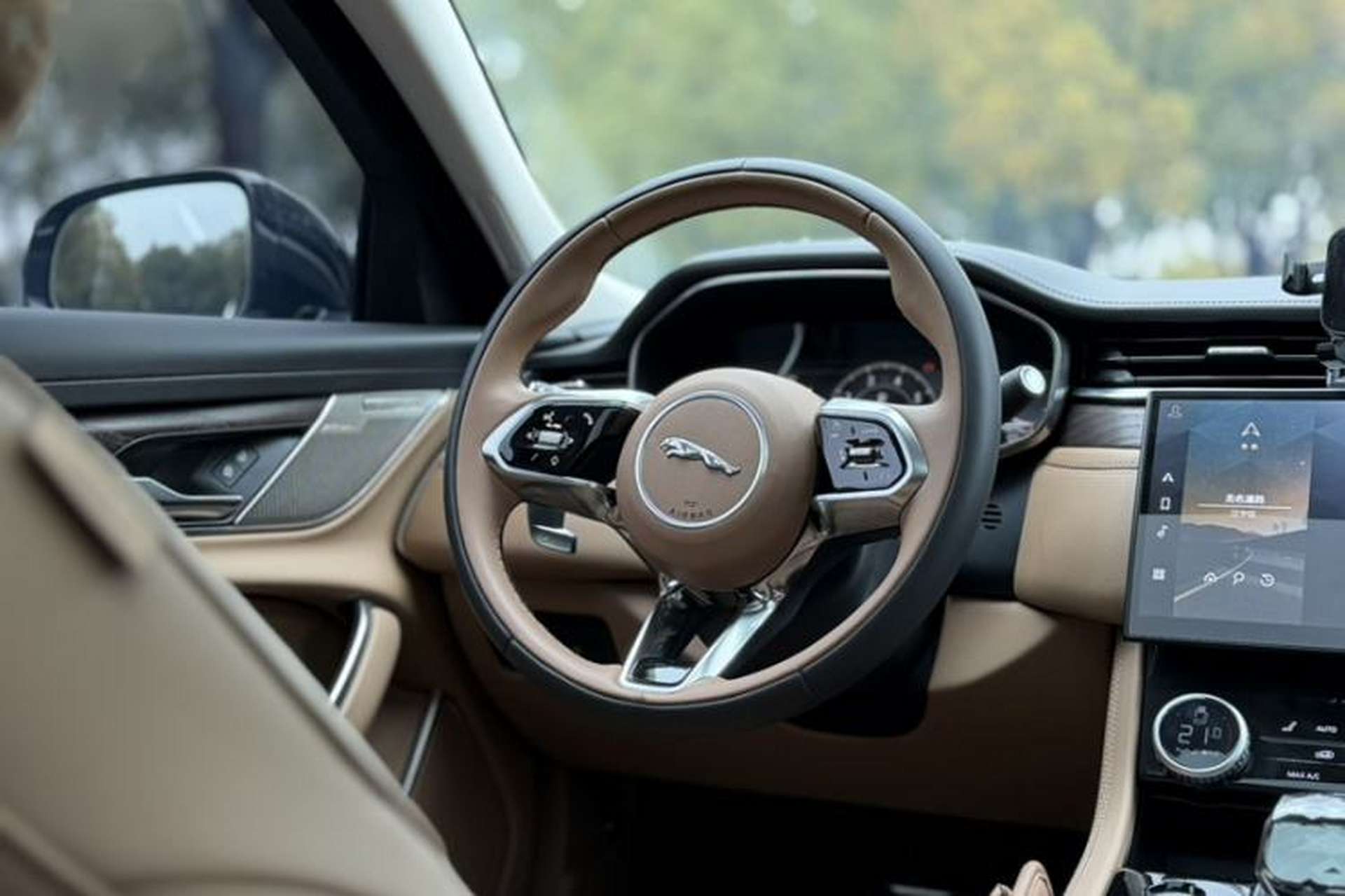 Used Jaguar XFL 2025 Model—2.0T P250, Two-Wheel Drive, Premium Luxury Edition Steering Wheel