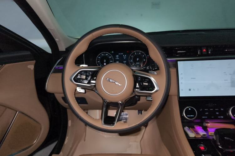 Used Jaguar XFL 2025 Model—2.0T P250, Two-Wheel Drive, Premium Luxury Edition Steering Wheel