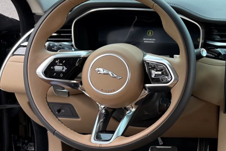 Used Jaguar XFL 2025 Model—2.0T P250, Two-Wheel Drive, Premium Luxury Edition Steering Wheel
