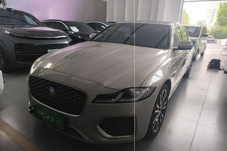 Jaguar XFL 2025 Model—2.0T P250, Two-Wheel Drive, Premium Luxury Edition