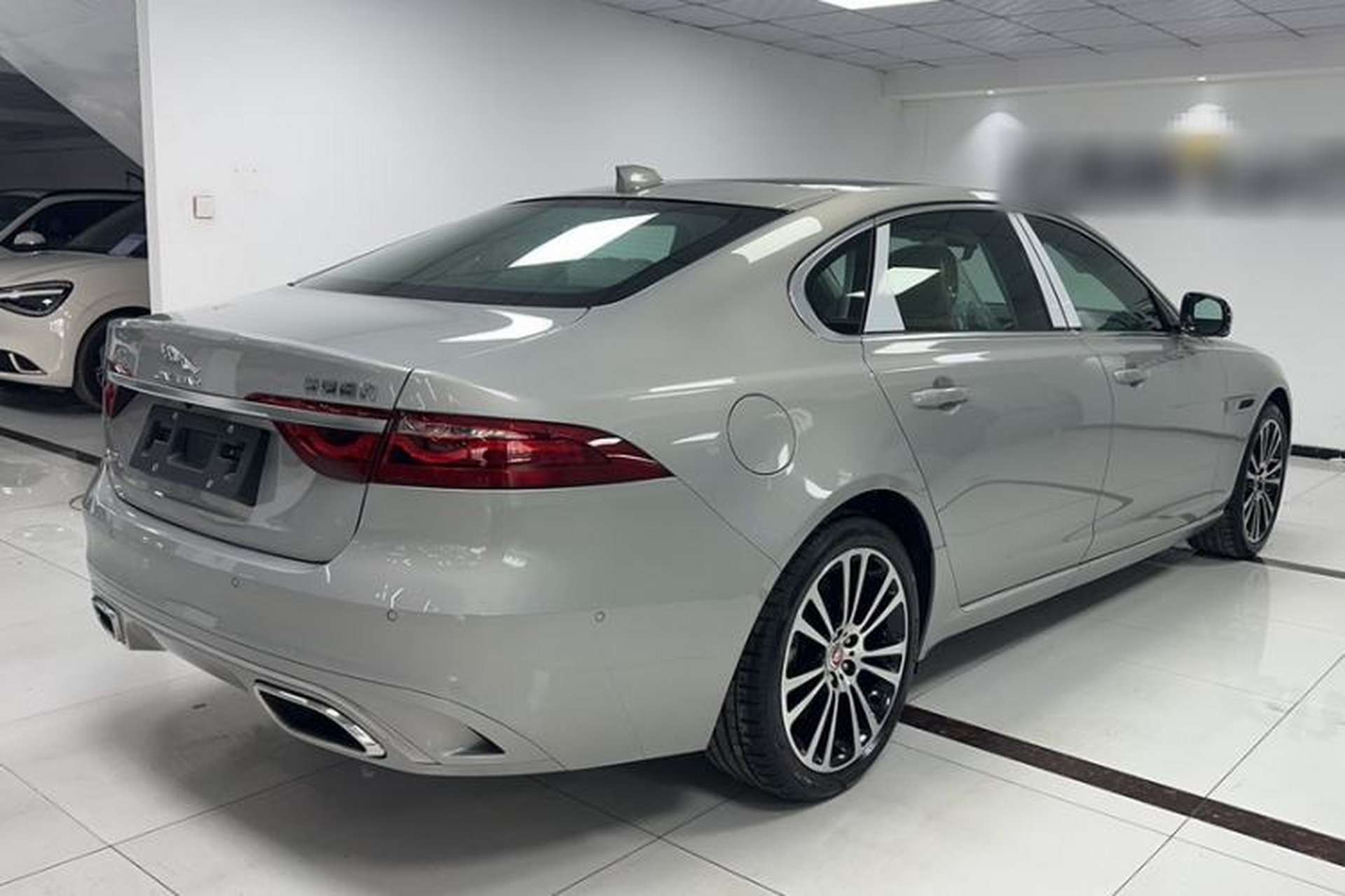 Used Jaguar XFL 2025 Model—2.0T P250, Two-Wheel Drive, Premium Luxury Edition Exterior 1
