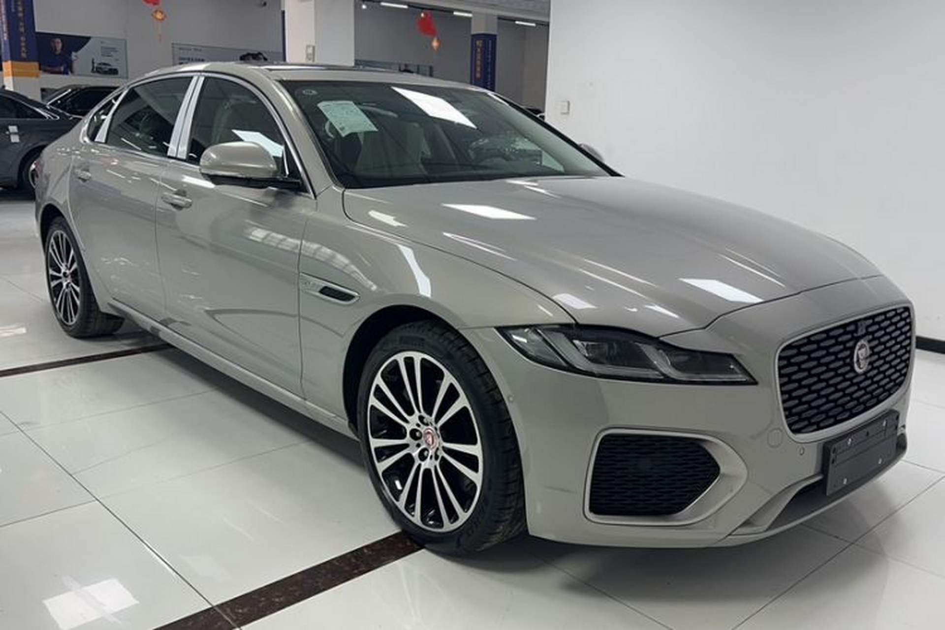 Used Jaguar XFL 2025 Model—2.0T P250, Two-Wheel Drive, Premium Luxury Edition Exterior 5