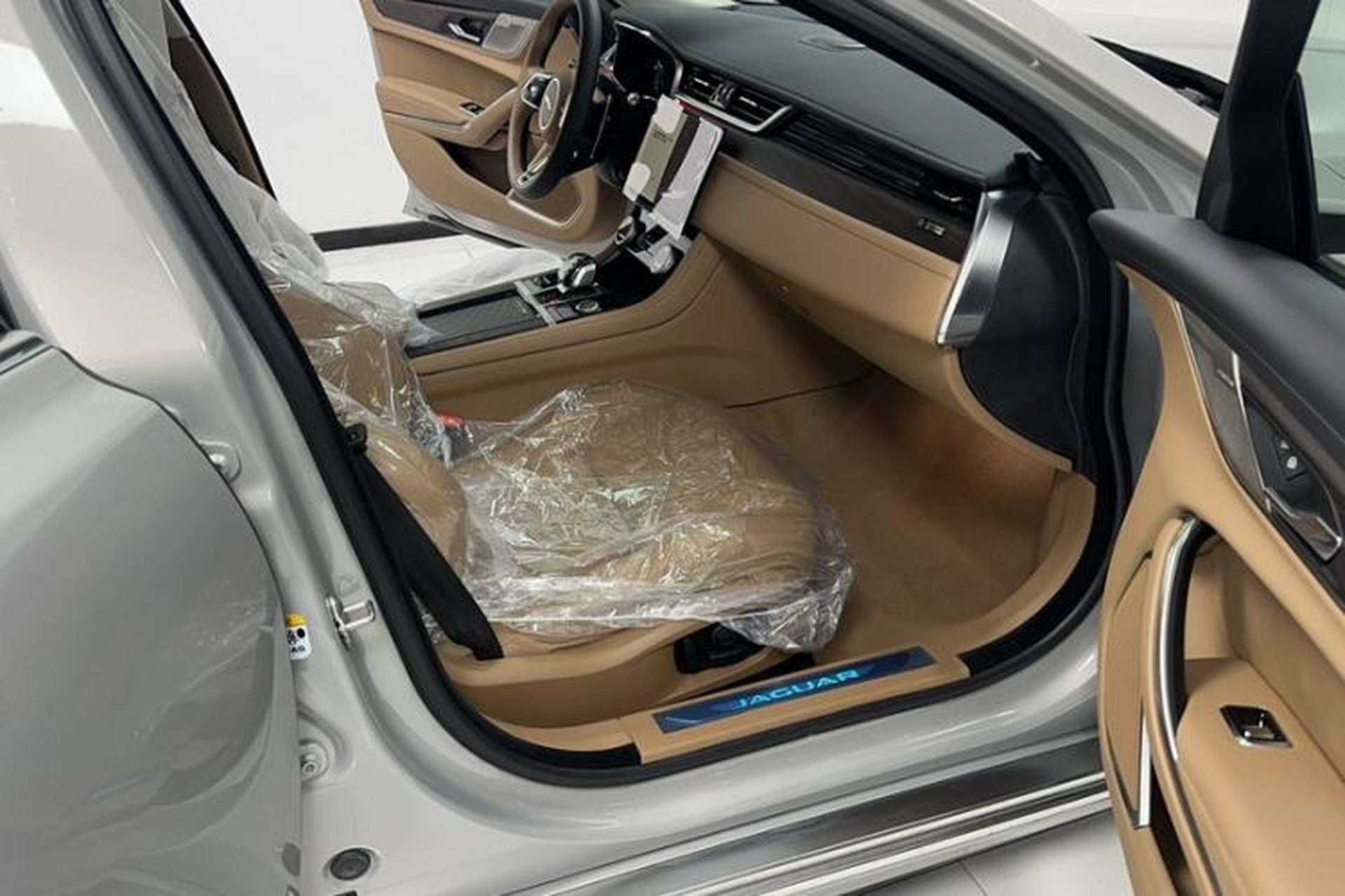 Used Jaguar XFL 2025 Model—2.0T P250, Two-Wheel Drive, Premium Luxury Edition Interior 4
