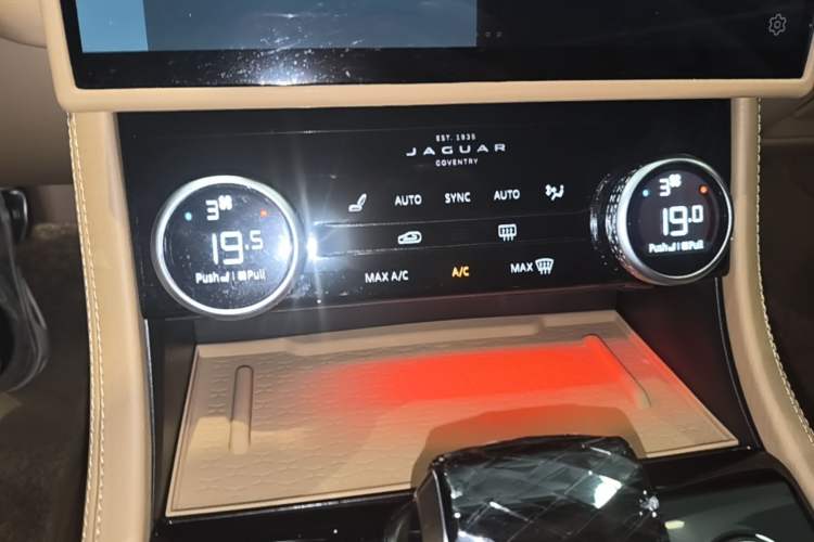 Used Jaguar XFL 2025 Model—2.0T P250, Two-Wheel Drive, Premium Luxury Edition Audio And AC Panel