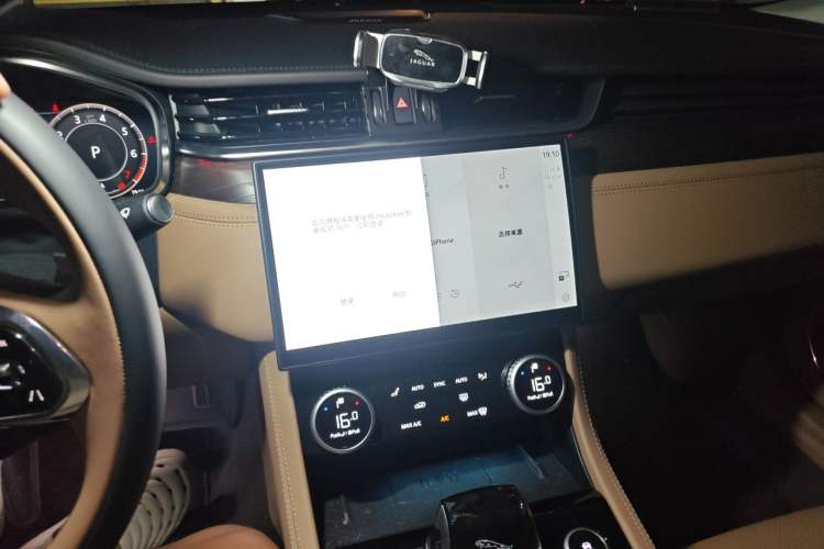 Used Jaguar XFL 2025 Model—2.0T P250, Two-Wheel Drive, Premium Luxury Edition Audio And AC Panel