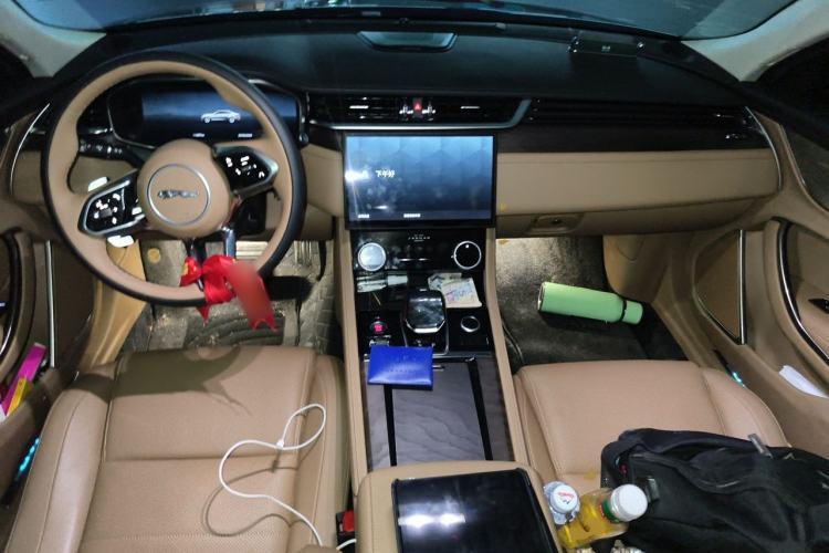 Used Jaguar XFL 2025 Model—2.0T P250, Two-Wheel Drive, Premium Luxury Edition Center Console