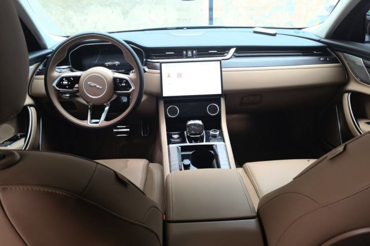 Used Jaguar XFL 2025 Model—2.0T P250, Two-Wheel Drive, Premium Luxury Edition Center Console