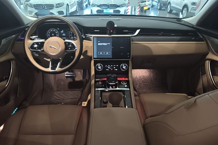 Used Jaguar XFL 2025 Model—2.0T P250, Two-Wheel Drive, Premium Luxury Edition Center Console