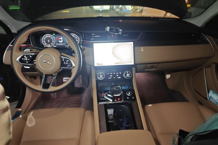 Used Jaguar XFL 2025 Model—2.0T P250, Two-Wheel Drive, Premium Luxury Edition Center Console