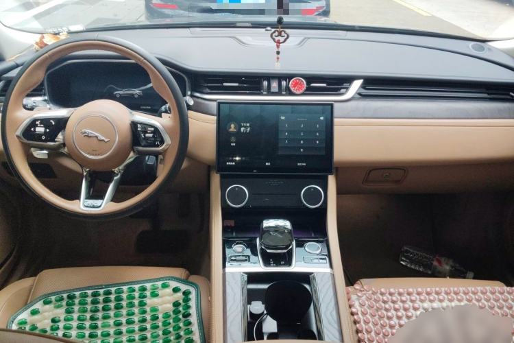 Used Jaguar XFL 2025 Model—2.0T P250, Two-Wheel Drive, Premium Luxury Edition Center Console