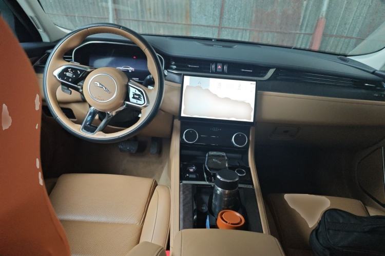 Used Jaguar XFL 2025 Model—2.0T P250, Two-Wheel Drive, Premium Luxury Edition Center Console