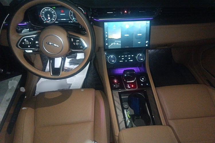 Used Jaguar XFL 2025 Model—2.0T P250, Two-Wheel Drive, Premium Luxury Edition Center Console