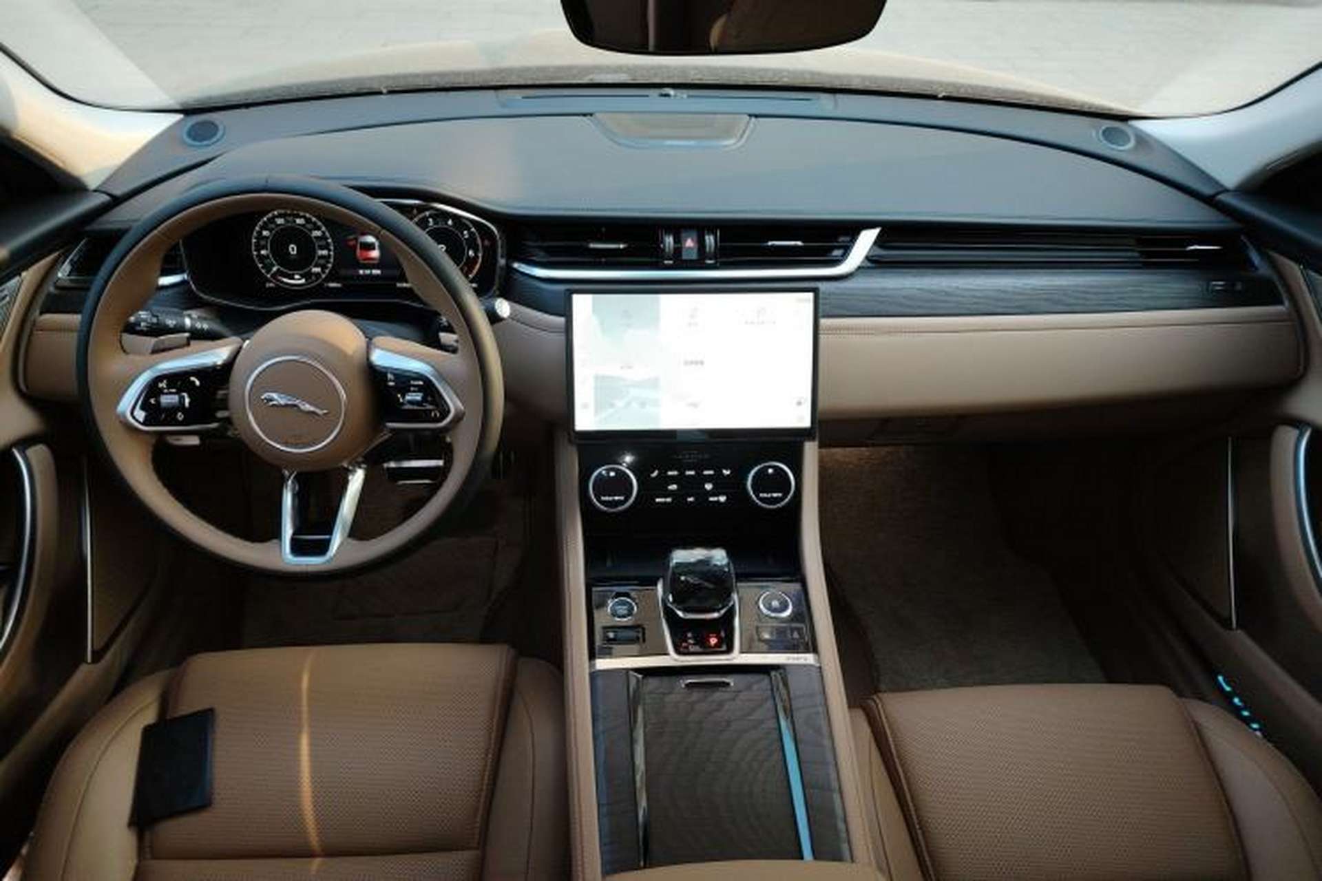 Used Jaguar XFL 2025 Model—2.0T P250, Two-Wheel Drive, Premium Luxury Edition Center Console