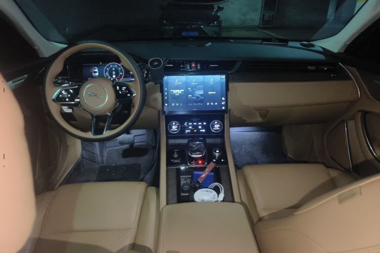 Used Jaguar XFL 2025 Model—2.0T P250, Two-Wheel Drive, Premium Luxury Edition Center Console