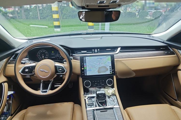 Used Jaguar XFL 2025 Model—2.0T P250, Two-Wheel Drive, Premium Luxury Edition Center Console