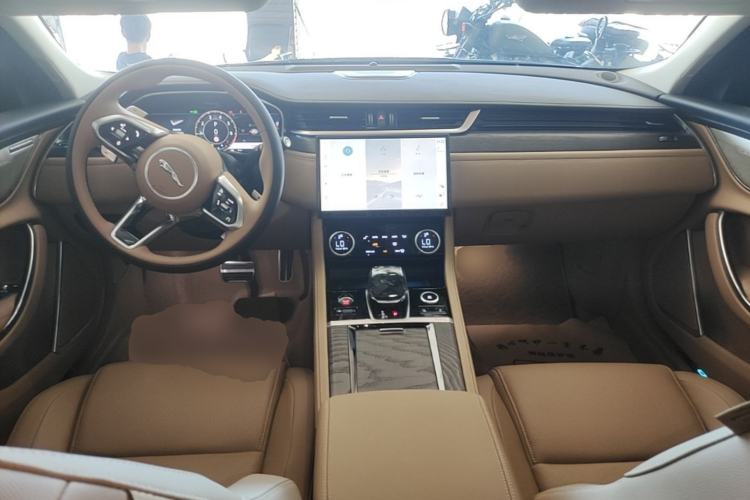 Used Jaguar XFL 2025 Model—2.0T P250, Two-Wheel Drive, Premium Luxury Edition Center Console