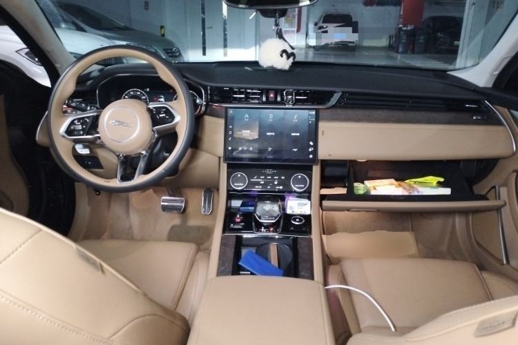 Used Jaguar XFL 2025 Model—2.0T P250, Two-Wheel Drive, Premium Luxury Edition Center Console