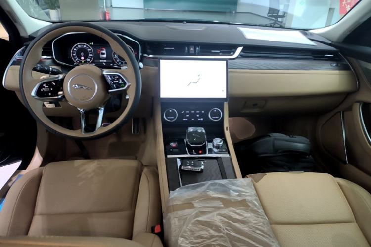 Used Jaguar XFL 2025 Model—2.0T P250, Two-Wheel Drive, Premium Luxury Edition Center Console