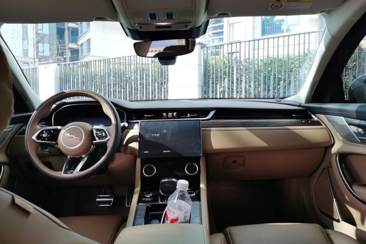 Used Jaguar XFL 2025 Model—2.0T P250, Two-Wheel Drive, Premium Luxury Edition Center Console