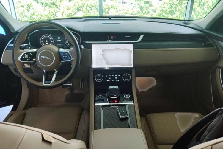 Used Jaguar XFL 2025 Model—2.0T P250, Two-Wheel Drive, Premium Luxury Edition Center Console
