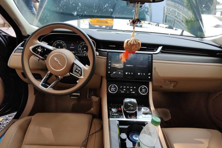 Used Jaguar XFL 2025 Model—2.0T P250, Two-Wheel Drive, Premium Luxury Edition Center Console