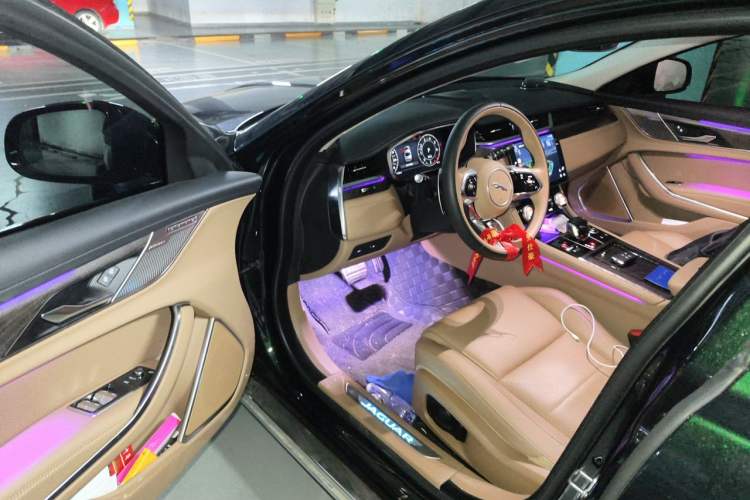 Used Jaguar XFL 2025 Model—2.0T P250, Two-Wheel Drive, Premium Luxury Edition Driver Seat