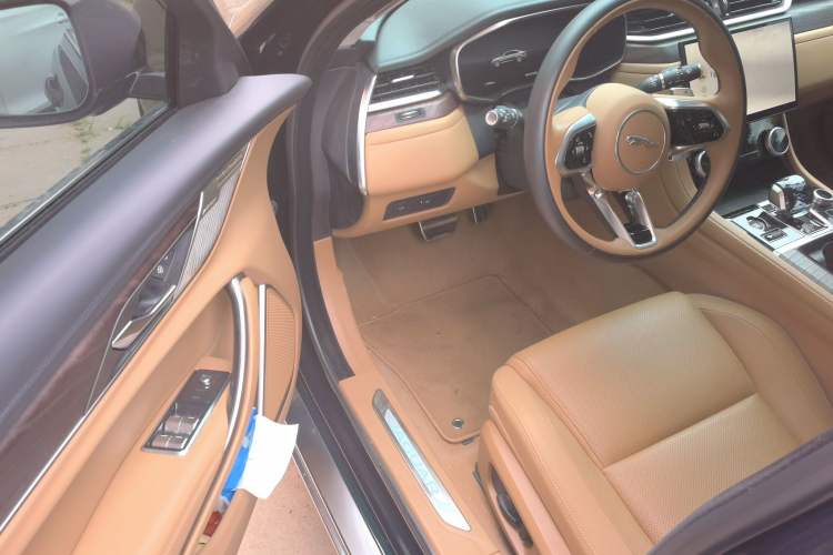 Used Jaguar XFL 2025 Model—2.0T P250, Two-Wheel Drive, Premium Luxury Edition Driver Seat