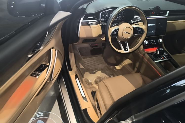 Used Jaguar XFL 2025 Model—2.0T P250, Two-Wheel Drive, Premium Luxury Edition Driver Seat