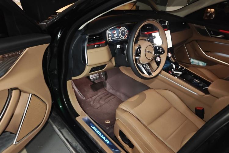 Used Jaguar XFL 2025 Model—2.0T P250, Two-Wheel Drive, Premium Luxury Edition Driver Seat