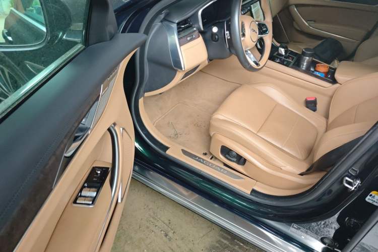 Used Jaguar XFL 2025 Model—2.0T P250, Two-Wheel Drive, Premium Luxury Edition Driver Seat