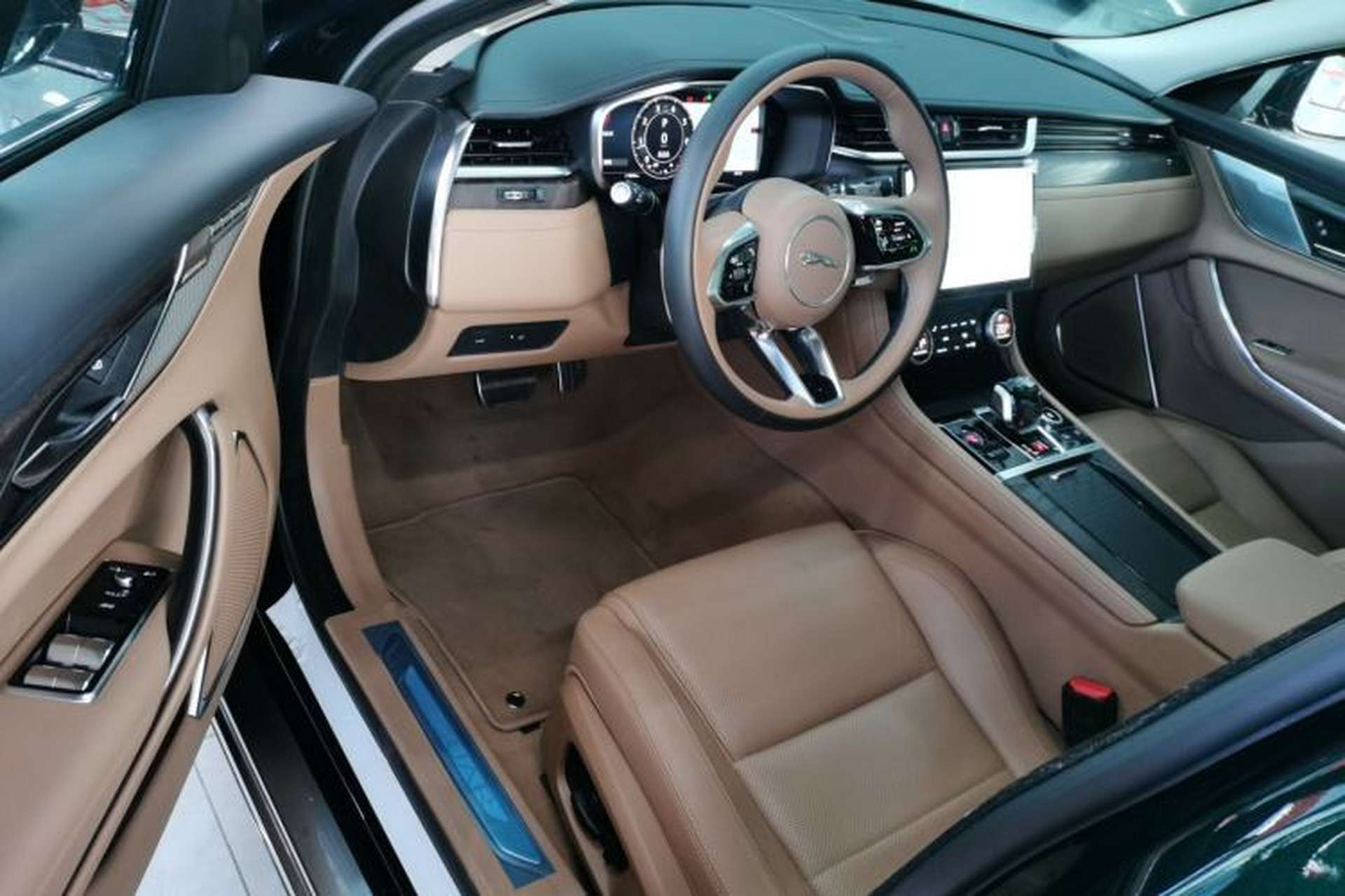 Used Jaguar XFL 2025 Model—2.0T P250, Two-Wheel Drive, Premium Luxury Edition Driver Seat