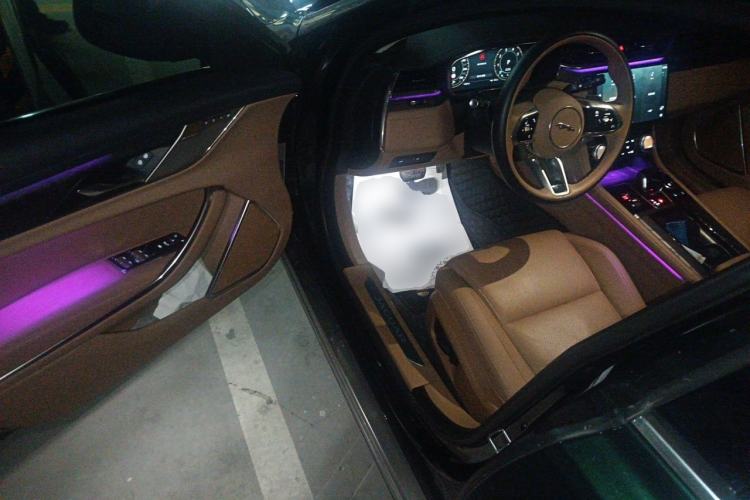 Used Jaguar XFL 2025 Model—2.0T P250, Two-Wheel Drive, Premium Luxury Edition Driver Seat