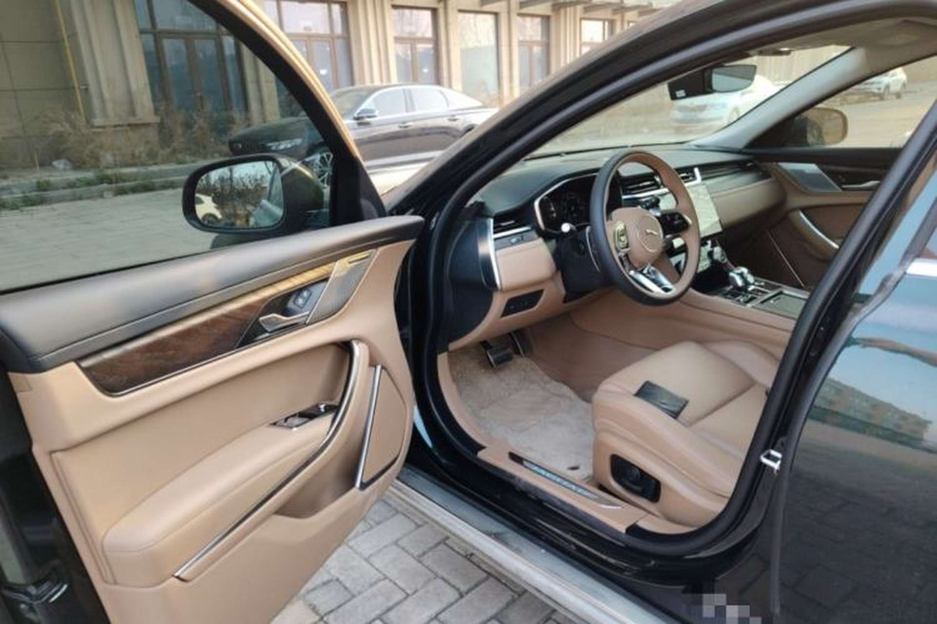 Used Jaguar XFL 2025 Model—2.0T P250, Two-Wheel Drive, Premium Luxury Edition Driver Seat