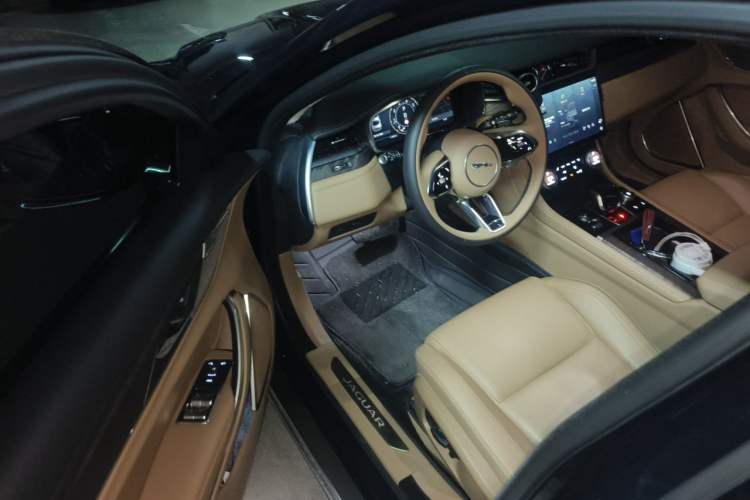 Used Jaguar XFL 2025 Model—2.0T P250, Two-Wheel Drive, Premium Luxury Edition Driver Seat