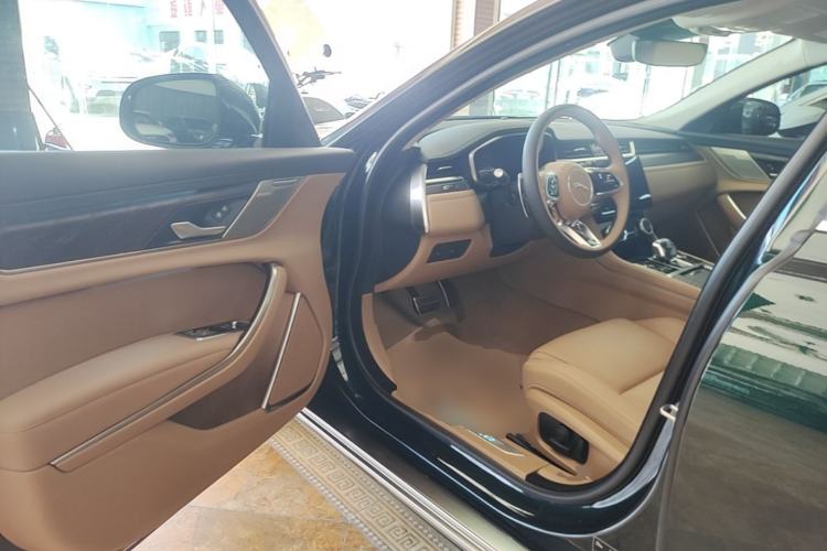 Used Jaguar XFL 2025 Model—2.0T P250, Two-Wheel Drive, Premium Luxury Edition Driver Seat