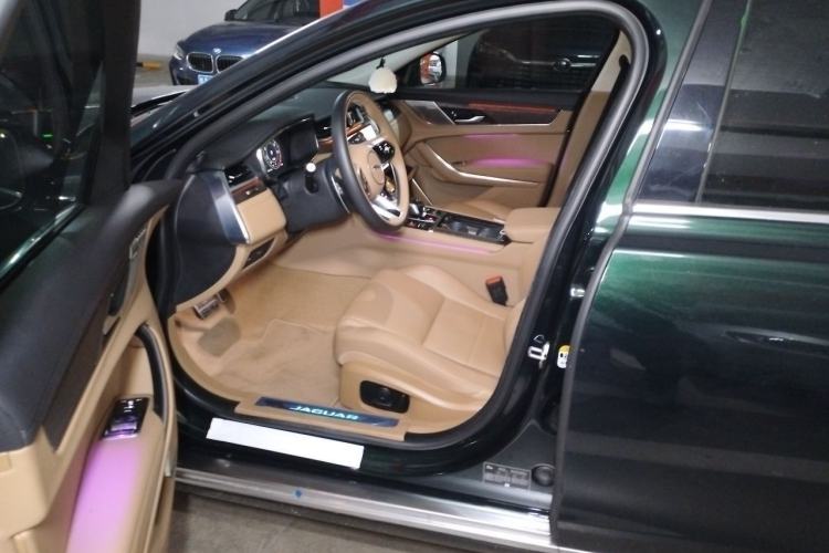 Used Jaguar XFL 2025 Model—2.0T P250, Two-Wheel Drive, Premium Luxury Edition Driver Seat