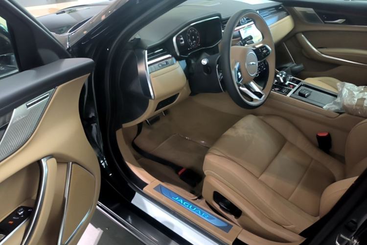 Used Jaguar XFL 2025 Model—2.0T P250, Two-Wheel Drive, Premium Luxury Edition Driver Seat