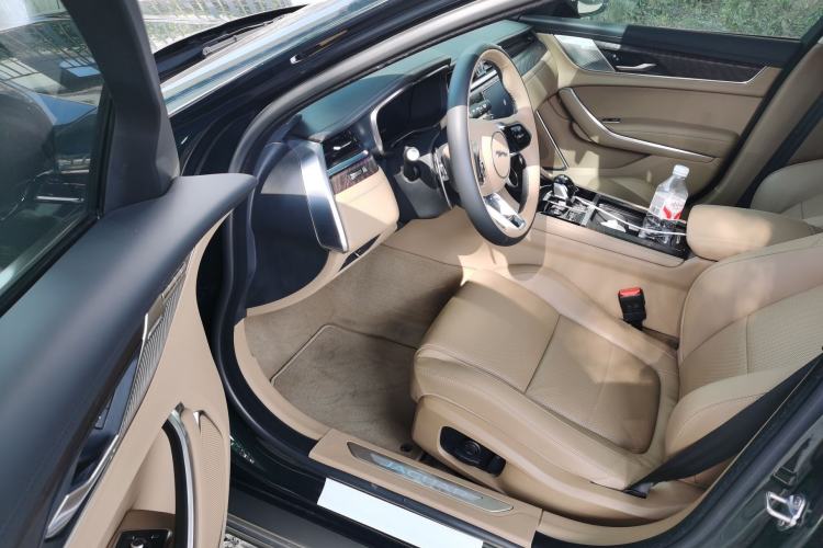 Used Jaguar XFL 2025 Model—2.0T P250, Two-Wheel Drive, Premium Luxury Edition Driver Seat