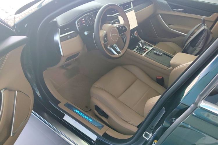 Used Jaguar XFL 2025 Model—2.0T P250, Two-Wheel Drive, Premium Luxury Edition Driver Seat